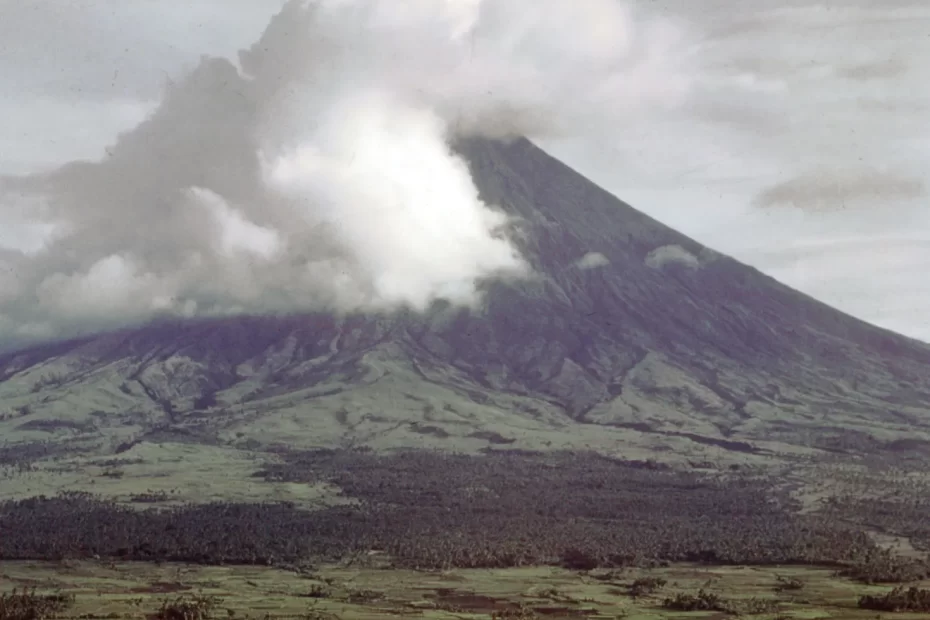 Mayon Volcano: Witnessing the Majesty of Luzon's Active Wonder